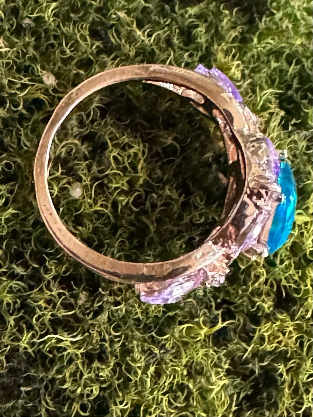 ❤️ Size 6 Gold Tone Floral Ring with Blue and Purple Crystal Accents Womens